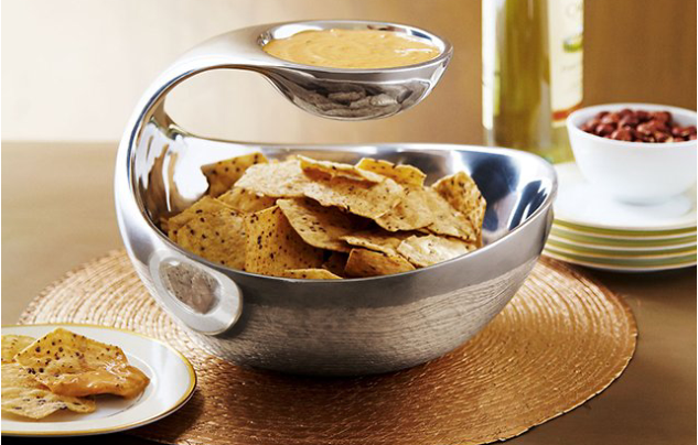 Scoop Chip and Dip Server
A small vessel hangs over the bowl in a graceful arc, for easy, all-in-one-place dipping.