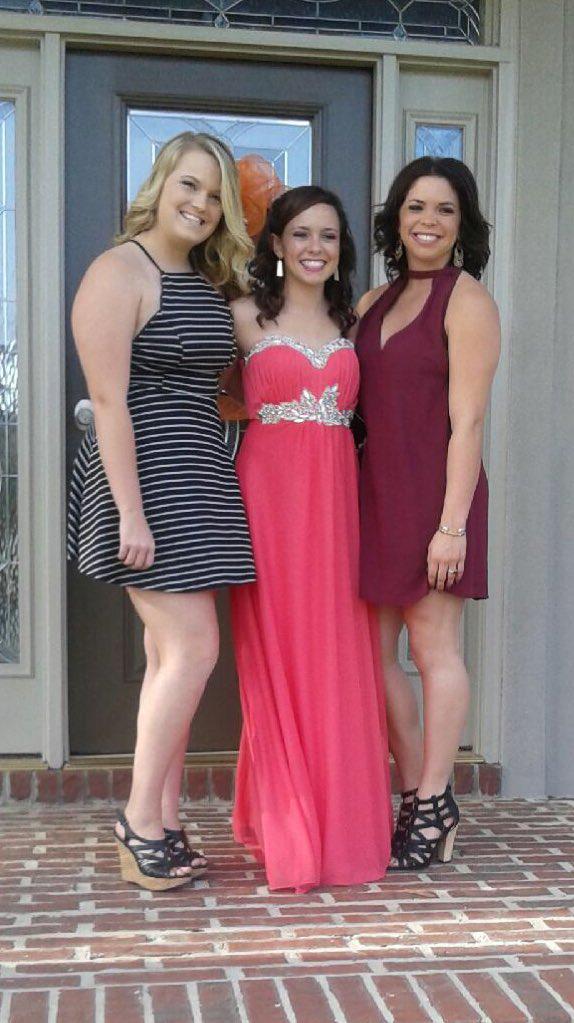 saragasparo's tweet photo. Which one is Sara? Which one is Jessica? https://t.co/cKEAko4nsY