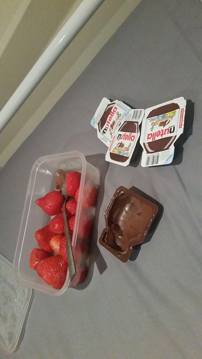 CarlaCMF's tweet photo. When you eat strawberries with Nutella in the morning 🙈🙊 #FOODCHALLENGE @ERAC_Jobs https://t.co/8fFNtNsbiS