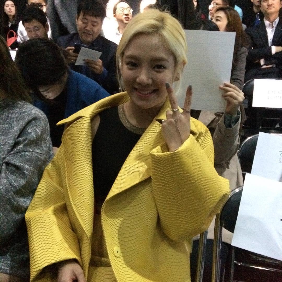 [PIC][20-10-2015]HyoYeon tham dự "HERA SEOUL FASHION WEEK S/S 2016 'KYE'" vào trưa nay CRvEG1RUEAAO6uw
