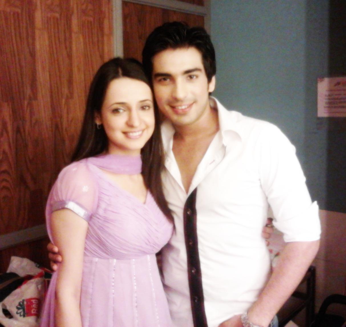 Tellychakkar.com on X: "Adorable couple Samrat and Gunjan is here to wish  you all a very good morning!! #SanayaIrani @MileyJabbHumTum  https://t.co/bY5wPMQ9t1" / X