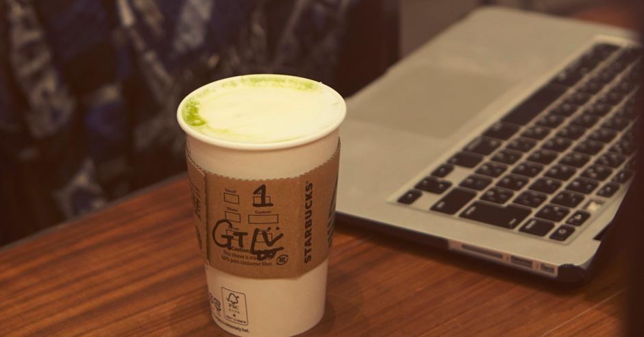 スタバ公式の写真の背景にmacbook オシャレなはずなのに あるものがないと話題に Togetter