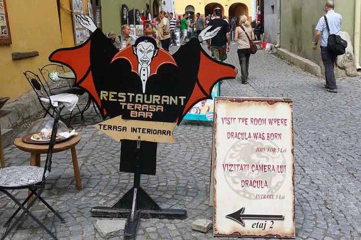 JyadeCythrawl's tweet image. Dracula tourism in Sighisoara, the birthplace of Vlad the Impaler.
 Image by Glen Pearson