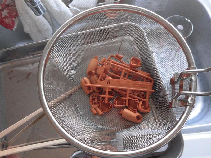 だいたい5分くらいだったかな?いい感じに染まってきたので鍋からあげて洗浄。
こんな感じ染め上がりました。 