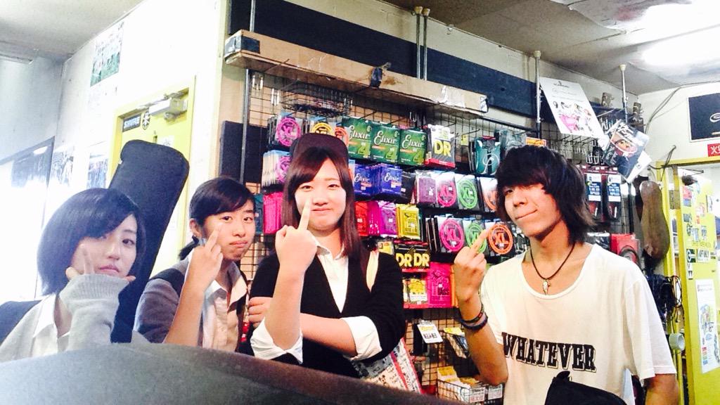 absolutezero_4's tweet image. みんなに夢を与えるボーカルと社畜系ギタリスト
お昼に焼肉どうですかベーシストに
まさかの歯科助手やってます系ドラマー

そんな絶対零度は
あさって22日ライブです

取り置きはお済みですか？