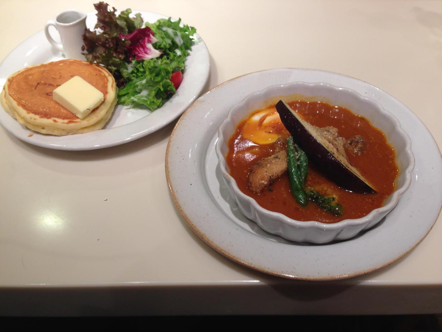 カミヤマd あまりに美味しかったので 続けてチキンスープカレー パンケーキ カレーとパンケーキ は初めての組み合わせだけど これが予想以上にマッチして美味 パンケーキをカレーに浸ける時代 来たようですな 知った風な口調で T Co