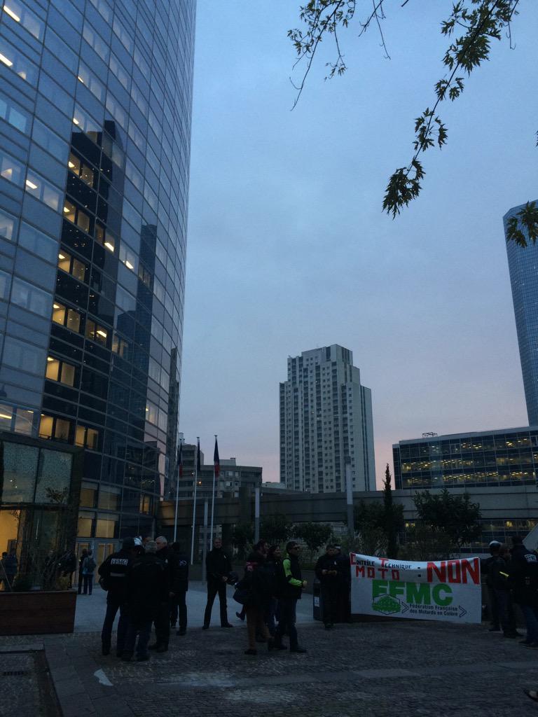 ffmcnat's tweet image. Ce matin, opération de sensibilisation contre le contrôle technique #ladefense #stopct2rm