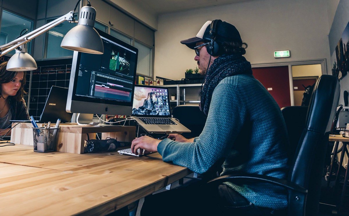 _Halfvol's tweet photo. Druk bezig met het editen van de film voor de opening van @rnhemcentraal! #openingarnhemCS #19nov #openingsfilm https://t.co/vDoOLcXrvk