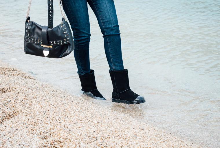 JessicaRollero's tweet photo. "Paterson Lo by @EMUAustralia" --> Nouvelle tenue (à la plage en prime) sur https://t.co/LPu13VrSM1 https://t.co/c71Ug2a2W1