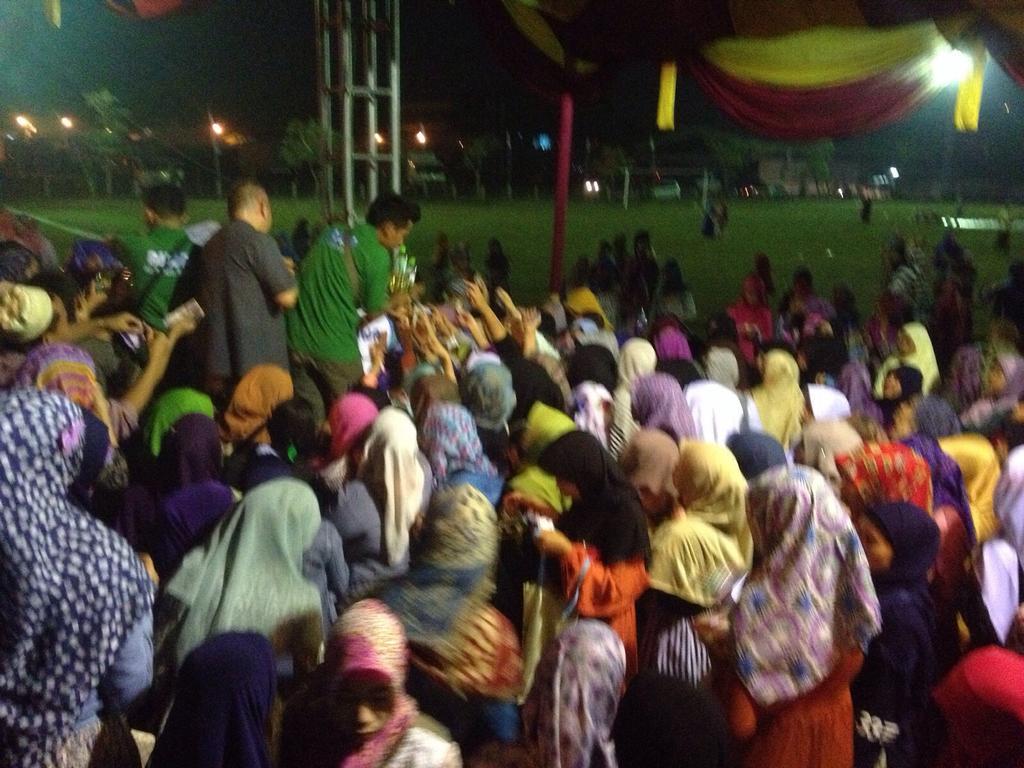 endangmplus's tweet image. team #Ajwa diserbu ribuan jamaah Al Muhajirin PT Nikomas, sampe gak sempat nurunin barang dr mbl #airAlkali