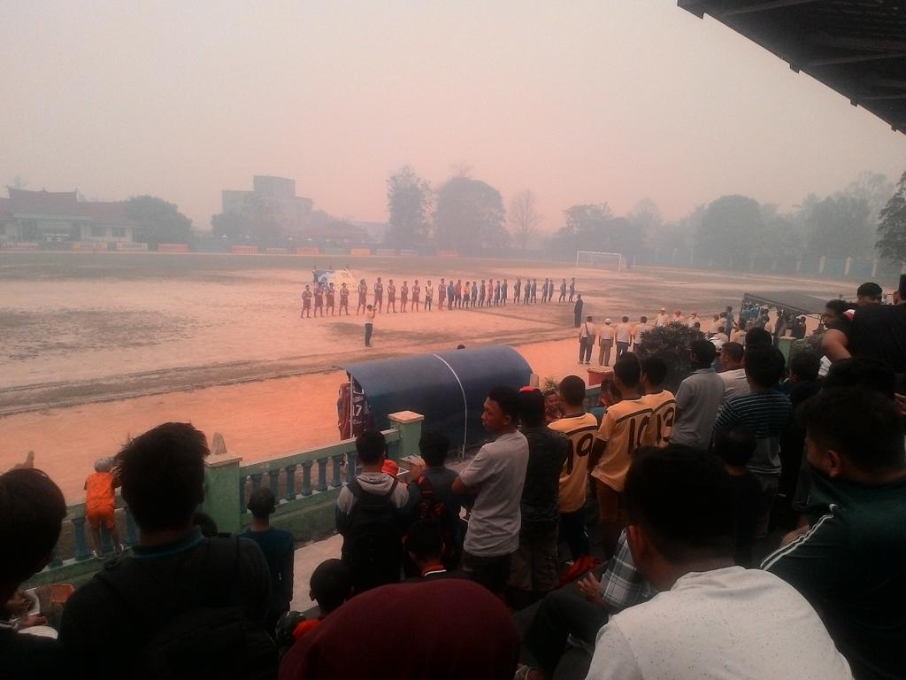 Hari ini Bupati Cup digulirkan dengan cuaca kabut asap yg semakani pekat. <a href="/InfoPBUN/">Info Pangkalan Bun</a> <a href="/InfoKOBAR/">Info KOBAR</a> <a href="/PangkalanBun310/">PangkalanBun31059</a>