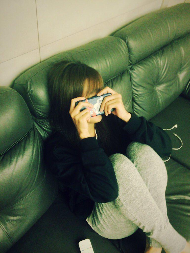 [#보미] 숙소와보니 우리은지상봉... 발칙하게 모니터중인 연두! 힘내숑.... ㅋㅋㅋㅋㅋㅋ끄적끄적 먹으면서 보는은지 #Apink #에이핑크 #윤보미 #은지 #정은지