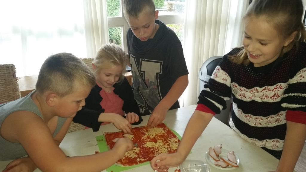 Wendy79nl's tweet image. En nu gezellig samen pizza maken @TheKing77nl