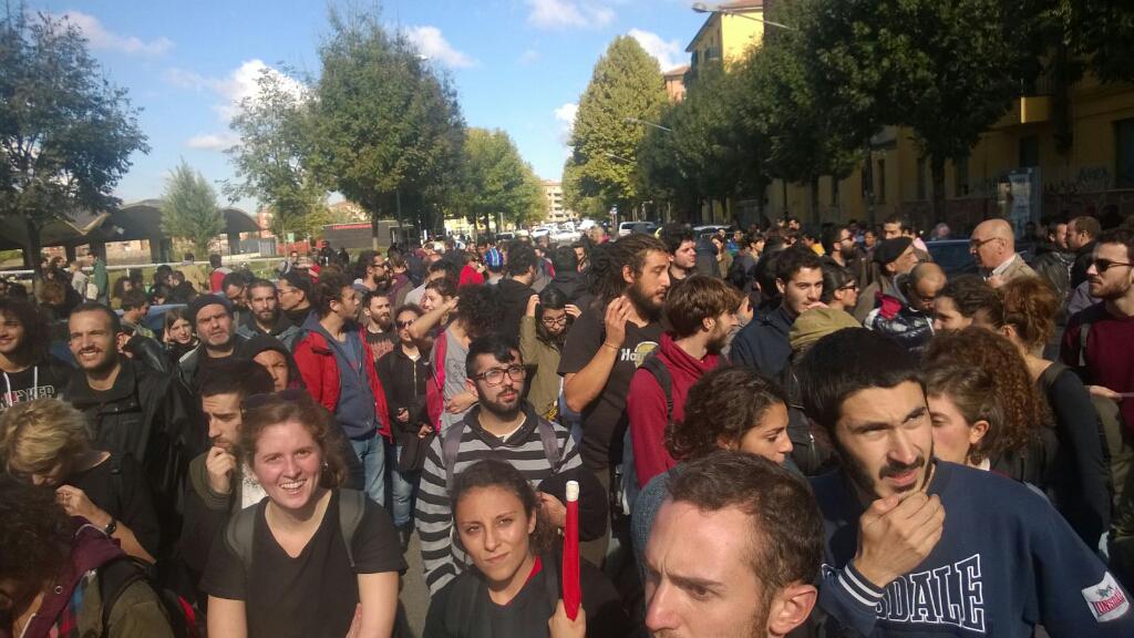 SocialLogBo's tweet photo. All esterno in centinaia e continueremo a crescere di numero!Case per tutti! #ExTelecom #Bologna #primaipoveri https://t.co/n3JRQpc9hR