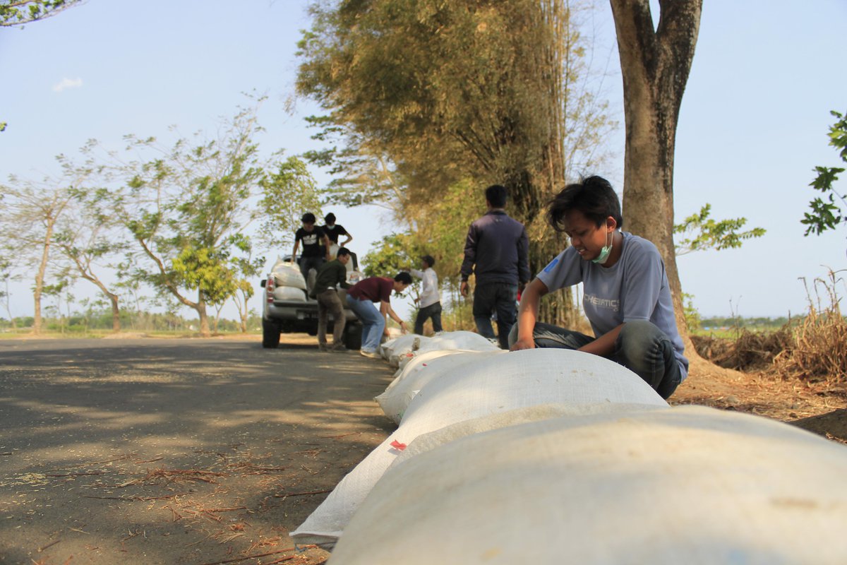 H-1 registrasi peserta.

Panitia perlengkapan sedang mempersiapkan salah satu pengaman peserta (SEKAM)