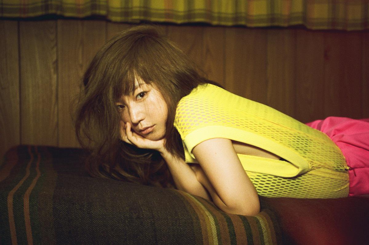 fashionpressnet's tweet photo. YUKIのニューシングル『tonight』、1発撮りのミュージックビデオをサイトにて公開 https://t.co/HE7VT6x5e5 https://t.co/dwwP7Dgcj8
