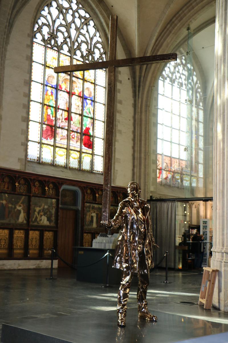 De kathedraal in <a href="/Stad_Antwerpen/">Stad Antwerpen</a> heeft er een nieuw kunstwerk bij: "De man die het kruis draagt", van Jan Fabre.