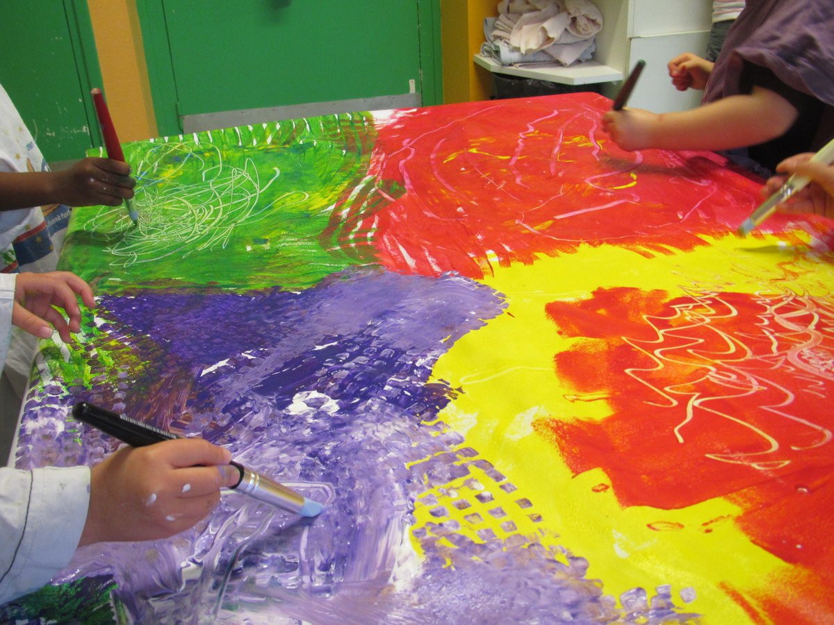 ai testé les ateliers au moment de l'accueil en // avec des jeux enPS. Positif: les parents commentent,questionnent.