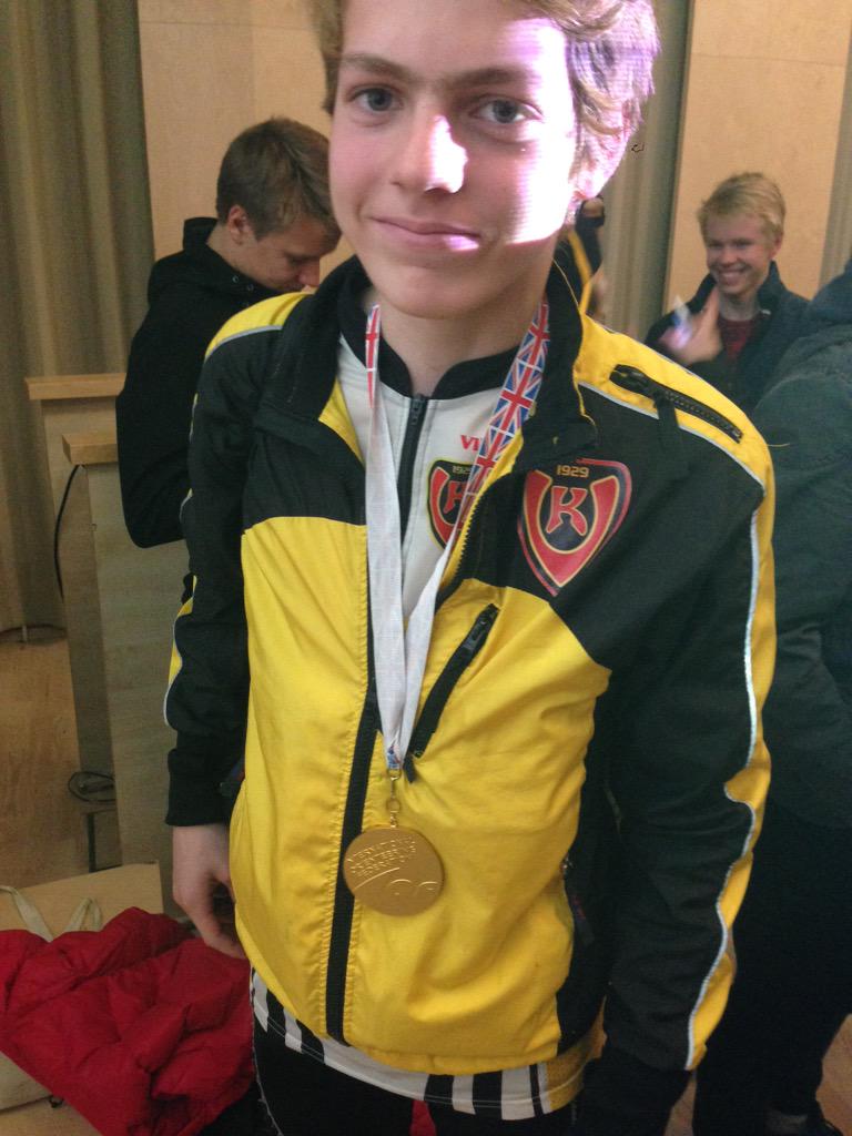 Kulta tuntui hyvältä Joelin kaulassa <a href="/KooveeSuunnistu/">Koovee suunnistus</a> #kukapelkääpimeää #vjsport