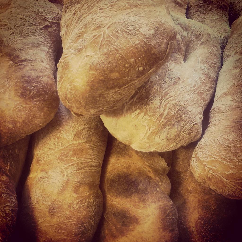 beccaecrofts's tweet image. Seeded &amp;amp; onion rye loaves, ciabatta &amp;amp; baguettes from the @artisanschool training room! #futurebaker #realbread