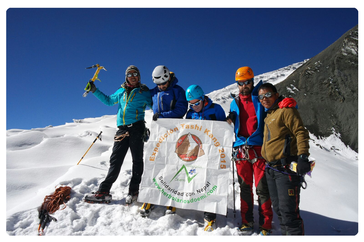 HerbolarioDoemi's tweet photo. Montañeros españoles en su ascenso al Tashi Kang #deporte #montañismo #Madrid #espaciodoemi #doemi #herbolario https://t.co/r7D1od29Td