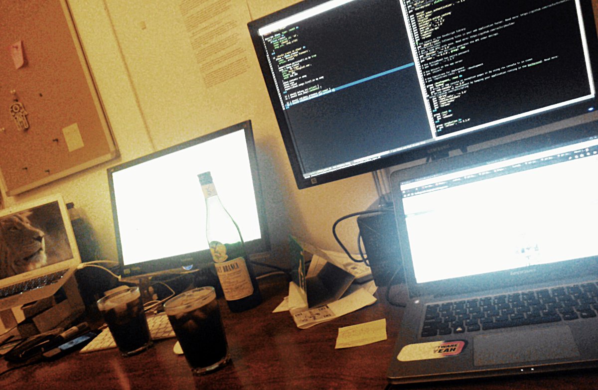 picandocodigo's tweet image. Otra foto del festejo de 1 año de @codeshaped rompiendo el servidor de staging \o/ @martindsq @maxichb @mcuadrado82