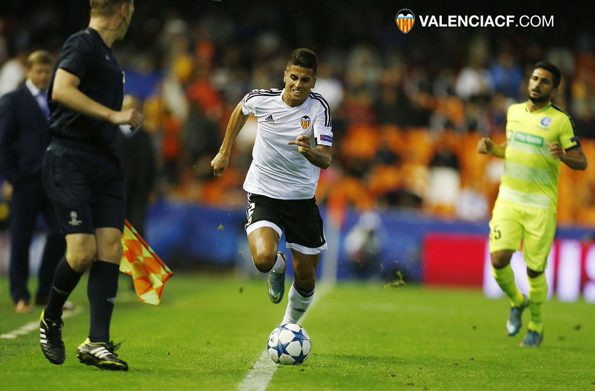 valenciacf's tweet photo. ZONA MIXTA | Cancelo: "A veces hay que sufrir para ganar" -> https://t.co/YxHIECfcd3 #VCFgent https://t.co/HbRqSlW7OY