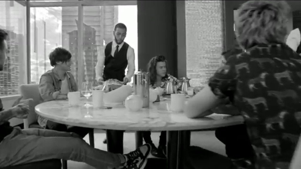WorldNotes1D's tweet photo. Vamos chicas a reproducir el Nuevo Video Musical PERFECT de One Direction #EMABiggestFans1D https://t.co/Uv92DffsQU