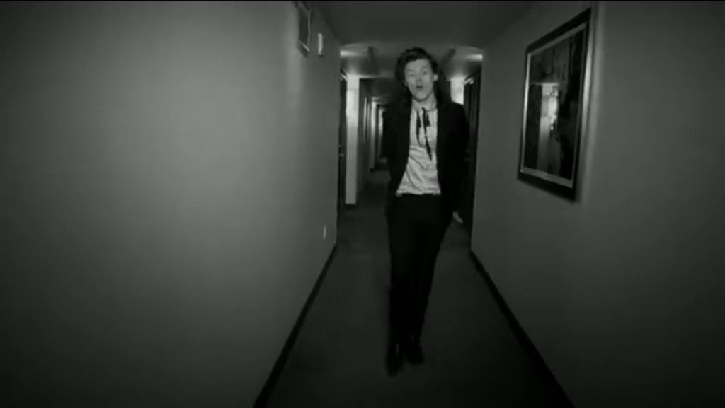 WorldNotes1D's tweet photo. Vamos chicas a reproducir el Nuevo Video Musical PERFECT de One Direction #EMABiggestFans1D https://t.co/PpNXydrY8G
