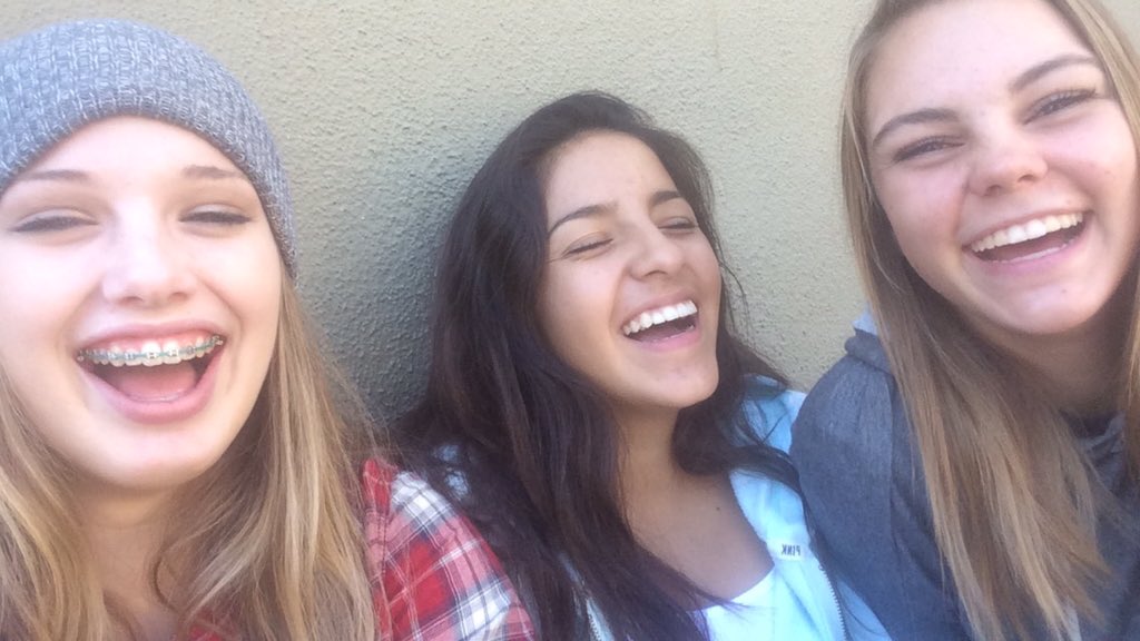 haileysalaiz's tweet photo. lunch crewww💗👑 #missingbuck💔 @9Mackenzieb https://t.co/CvPvtrCSjb