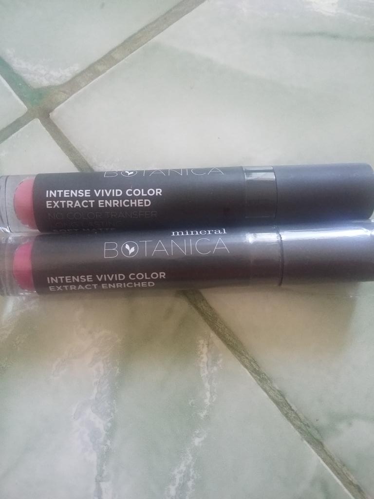 fnymp's tweet photo. Tan @FunJunkies tlg bantu RT. Mineral Botanica SMLC shade No.002 &amp; 003 (1x swatch) 40rb each. Ambil smua 75rb. Thx. https://t.co/7RmNnKEG7E