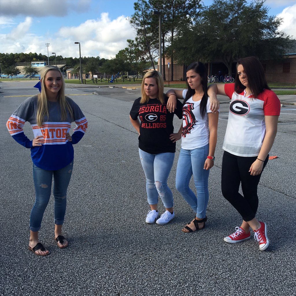 _kaylarichter's tweet photo. When you see a Gator Fan at school #WhoYouWithWednesday 🐾 https://t.co/8ix94wz80v