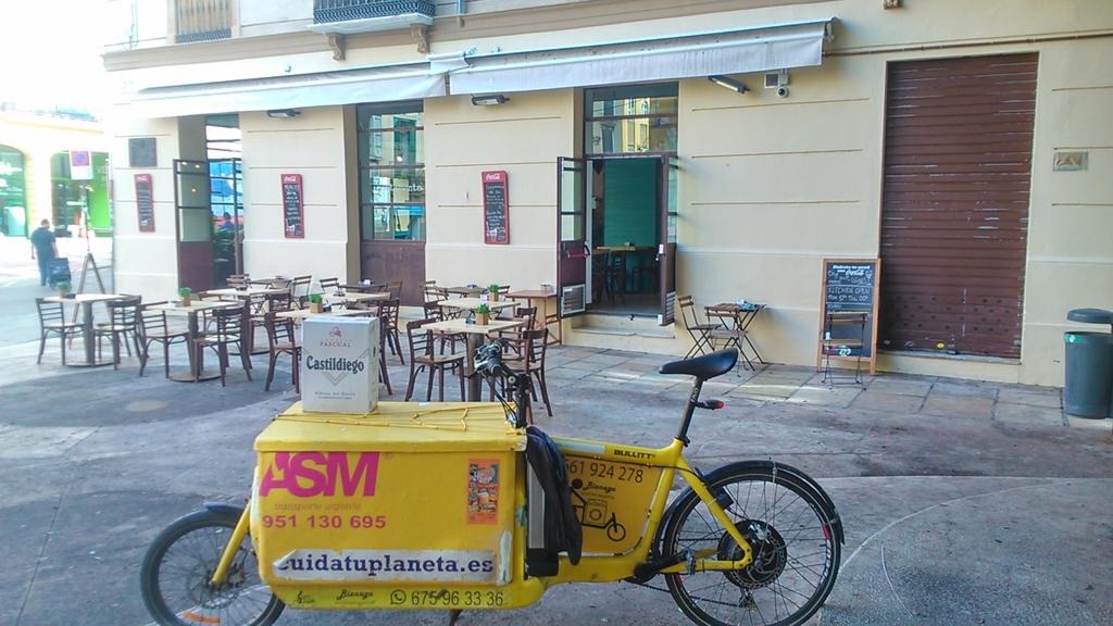 CargoBikeMLG's tweet photo. #Ecodistribucion de vinos Mainake XXI en @apartamentogb #TransporteSostenible #Ciclologística #DistribEco https://t.co/OsuB6kB90T