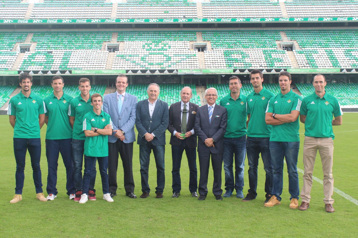 RealBetis's tweet photo. Recepción del Real Betis al equipo de remo https://t.co/0hZTujwo3S https://t.co/4b3Rf9HyU1