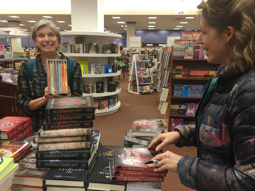 VickiGrantYA's tweet image. Signed copies of #OrcaSecrets @ChaptersDartmouth #scissorhouse #KelleyArmstrong #HappyFace