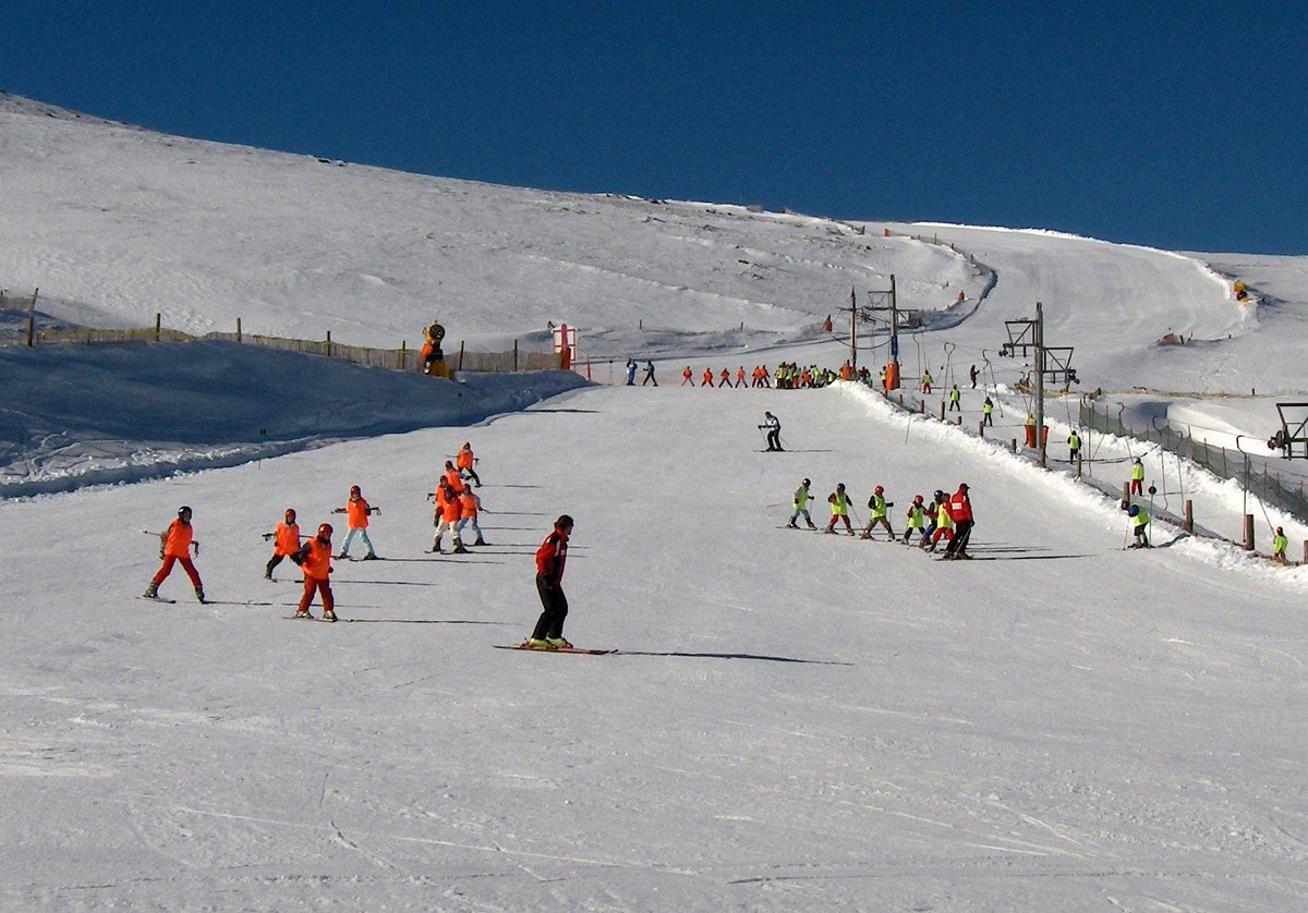 dipusalamanca's tweet photo. @dipusalamanca apuesta por el deporte y el esquí con los bautismos blancos en La Covatilla #esquí #diversión #nieve https://t.co/den3qcrbDR