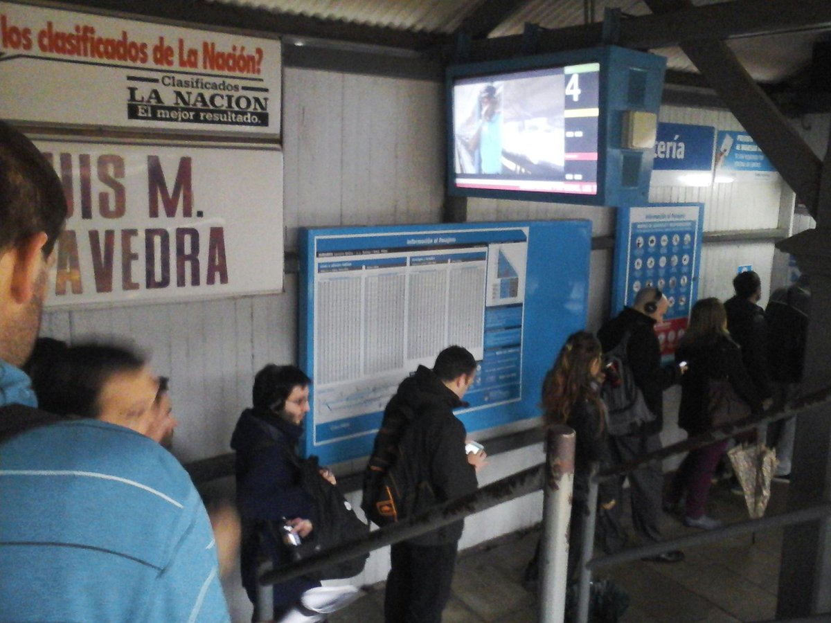 RamalMitre's tweet photo. @infotrenesMITRE Ramal Mitre: un solo boletero por estación, cinco empleados para cobrar multas por falta de boleto. https://t.co/ocyr00PzAJ