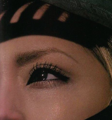 O Xrhsths ゆり Ta Sto Twitter あゆがよくつけてたキラキラのパウダーどこのなんだろう ﾟ ﾟ いつも松ちゃんに顔 テカリすぎや って突っ込まれてたよね 笑 顔全部キラキラしてたからフェイスパウダーなんだよね それとも浜崎あゆみレベルになると毛穴までもが輝く