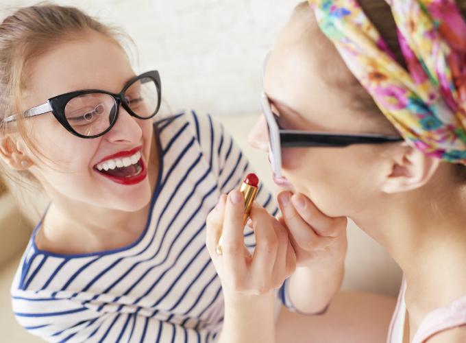 Cosmopolitan_es's tweet photo. Único momento en el que se te permite ser egoísta, con tus productos de #belleza: https://t.co/bQOKHBctGU https://t.co/XkCMpik5ND