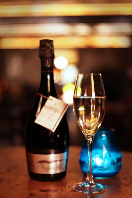 CopadeCava's tweet photo. Glimmers of gold, bubbling in your palate. Albert De Vilarnau is now our #cavaofthemonth. @CAVESVILARNAU https://t.co/Hn2edyBKli