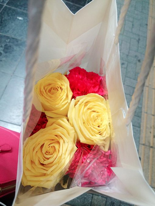 お花買った(ฅ'&omega;'ฅ)♪ 赤と黄色のお花(ฅ'&omega;'ฅ)♪ https://t.co/FYgmAoAGfK