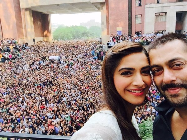 WanderLuxeIndia's tweet photo. Salman Khan, Sonam Kapoor go on selfie spree in Amity University, Noida #WhatsUpGreaterNoida #PremRatanDhanPayo https://t.co/bs4mHWOaRf