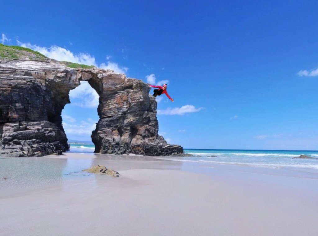 emiliarago's tweet photo. ¡Las playas de Galicia son muy bonitas, pero los #acantilados son muy altos! https://t.co/sQiCQrJWfl