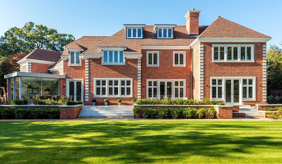 ESHomesProperty's tweet photo. Trophy home of the week: this six-bedroom new-build retreat has a spa complex and cinema: https://t.co/7V7B9tpOlW https://t.co/6jw5ifZMOq
