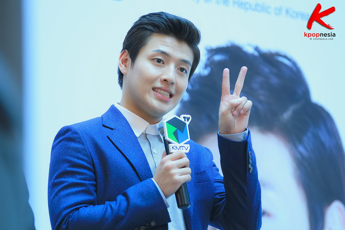 kpopnesia_x's tweet photo. ICYMI: #KangHaNeul is all smiles at his 1st Showcase in Singapore 2015
#๊ฐํ๋ #KMTV #KFF2015 โถ https://t.co/GtibWt8Ed1 https://t.co/C715Wjo7IB