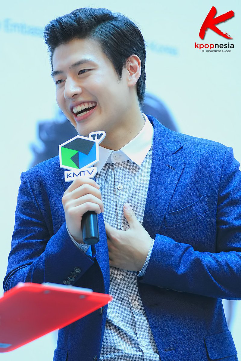 kpopnesia_x's tweet photo. ICYMI: #KangHaNeul is all smiles at his 1st Showcase in Singapore 2015
#๊ฐํ๋ #KMTV #KFF2015 โถ https://t.co/GtibWt8Ed1 https://t.co/C715Wjo7IB