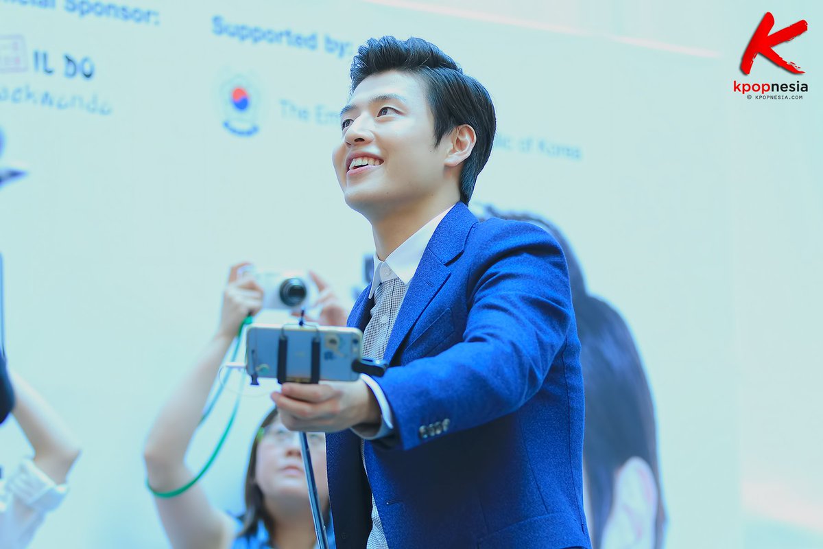 kpopnesia_x's tweet photo. ICYMI: #KangHaNeul is all smiles at his 1st Showcase in Singapore 2015
#๊ฐํ๋ #KMTV #KFF2015 โถ https://t.co/GtibWt8Ed1 https://t.co/C715Wjo7IB