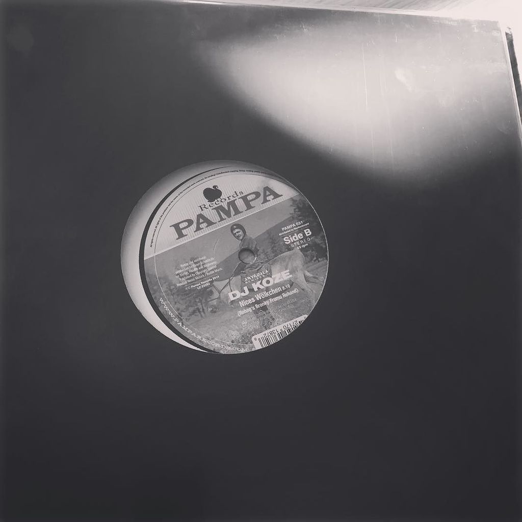 coranovoa's tweet image. New vinyl for the collection bought at @wearebackground 🙃 #barcelona ift.tt/1kaqkWV