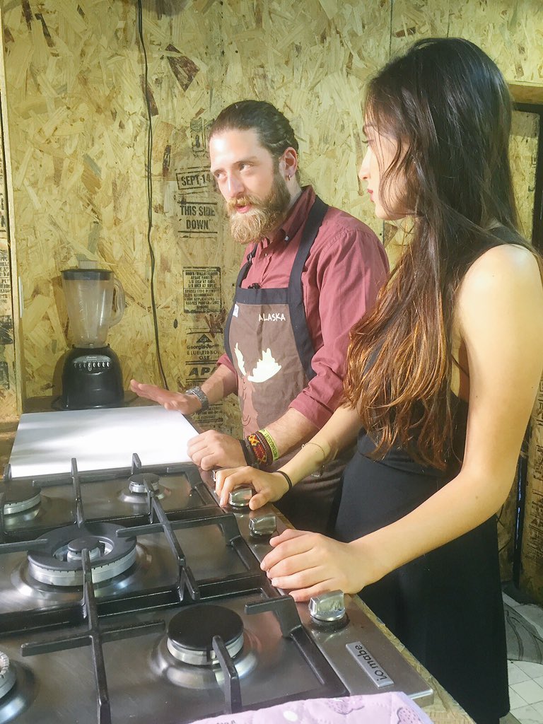 yoortv's tweet photo. Ya están el chef @diego_yoortv y @cons_yoortv #AlAire en https://t.co/maX7n0bSIV conéctate ahora a #YoorLunch https://t.co/8zp53miUsu
