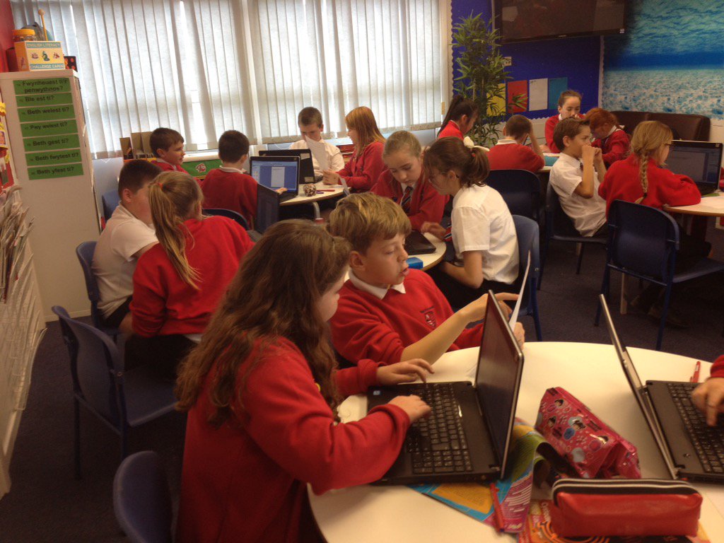ysgolbrynhedydd's tweet photo. Writing Welsh letters this afternoon in #6CE. Da iawn pawb! https://t.co/VjIFdMFnwZ